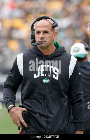 Pittsburgh, Pennsylvanie, États-Unis. 2nd octobre 2022. 2 octobre 2022 : Robert Saleh pendant les Pittsburgh Steelers vs. New York Jets à Pittsburgh, Pennsylvanie au stade d'Acrisure (Credit image: © AMG/AMG via ZUMA Press Wire) Banque D'Images