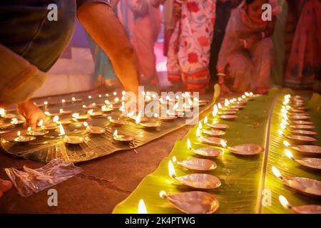 Jamshedpur, Inde. 03rd octobre 2022. Les dévotés hindous exécutent les rituels Sandhi Puja (Aarti) pendant le festival Durga Puja à Jharkhet. (Photo de Rohit Shaw/Pacific Press) Credit: Pacific Press Media production Corp./Alay Live News Banque D'Images