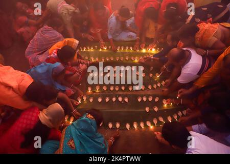 Jamshedpur, Inde. 03rd octobre 2022. Les dévotés hindous exécutent les rituels Sandhi Puja (Aarti) pendant le festival Durga Puja à Jharkhet. (Photo de Rohit Shaw/Pacific Press) Credit: Pacific Press Media production Corp./Alay Live News Banque D'Images