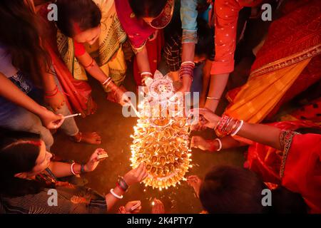 Jamshedpur, Inde. 03rd octobre 2022. Les dévotés hindous exécutent les rituels Sandhi Puja (Aarti) pendant le festival Durga Puja à Jharkhet. (Photo de Rohit Shaw/Pacific Press) Credit: Pacific Press Media production Corp./Alay Live News Banque D'Images