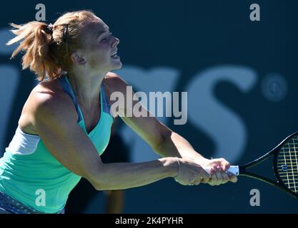 Monastir. 4th octobre 2022. Katerina Siniakova de la République tchèque concurrence Chloe paquet de France lors d'une série de 32 matchs de singles au 2022 Jasmin Open Monastir tournoi de tennis à Monastir, Tunisie, 3 octobre 2022. Credit: Xinhua/Alay Live News Banque D'Images