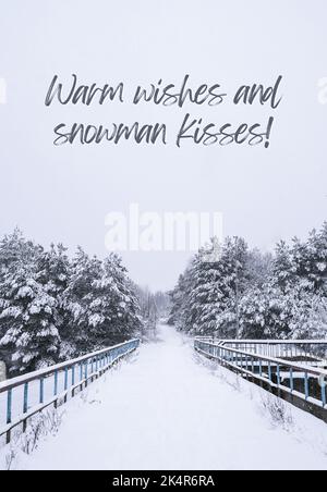 Voeux chaleureux et bonhomme de neige inspiration plaisanterie citation phrase vacances d'hiver paysage forêt vue spectaculaire des spruces enneigés par temps froid. Bonne année et joyeux noël carte de voeux verticale Banque D'Images