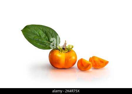 des tranches de persimmon et de persimmons mûres fraîches isolées sur fond blanc Banque D'Images