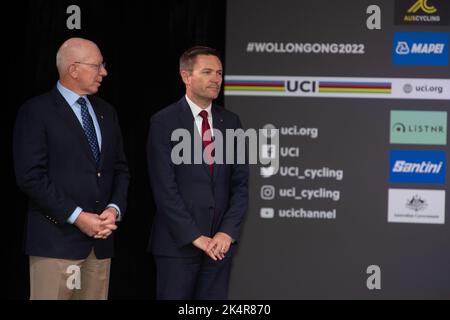 Le président de l'UCI, David Lappartient, sur le podium pour présenter les médailles de la course sur route des femmes. Banque D'Images