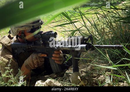 PROVINCE DE HELMAND, AFGHANISTAN - 27 juillet 2009 - US Marine lance Cpl. Brad Stys avec Fox Company, 2nd Bataillon, 8th Marine Regiment dans un champ pendant un Banque D'Images