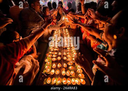 Kolkata, Inde. 03rd octobre 2022. Des dévotés hindous lumière Diyas (lampes en argile) devant l'idole de Seigneur Durga pendant le Sandhi Puja. Sandhi Puja est considéré comme le temps de jonction entre les huitième et neuvième jours de Durga Puja quand 108 Diyas sont illuminés comme selon le rituel traditionnel hindou, le peuple hindou pense que ces lumières élimineront toutes les ténèbres de chaque coin de leur vie. Crédit : SOPA Images Limited/Alamy Live News Banque D'Images