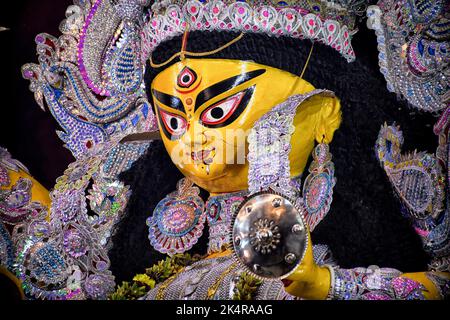 Kolkata, Inde. 03rd octobre 2022. Une vue rapprochée d'un Durga idol dans un lieu de culte temporaire appelé Pandal pendant le festival de la Puja de Durga à Kolkata. Sandhi Puja est considéré comme le temps de jonction entre les huitième et neuvième jours de Durga Puja quand 108 Diyas sont illuminés comme selon le rituel traditionnel hindou, le peuple hindou pense que ces lumières élimineront toutes les ténèbres de chaque coin de leur vie. Crédit : SOPA Images Limited/Alamy Live News Banque D'Images