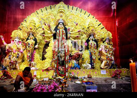 Kolkata, Inde. 03rd octobre 2022. Un prêtre vu exécutant Sandhi puja. Sandhi Puja est considéré comme le temps de jonction entre les huitième et neuvième jours de Durga Puja quand 108 Diyas sont illuminés comme selon le rituel traditionnel hindou, le peuple hindou pense que ces lumières élimineront toutes les ténèbres de chaque coin de leur vie. Crédit : SOPA Images Limited/Alamy Live News Banque D'Images