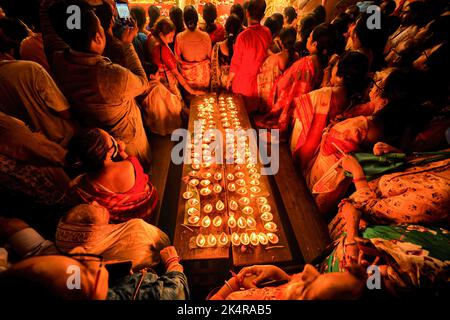 Kolkata, Inde. 03rd octobre 2022. Des dévotés hindous lumière Diyas (lampes en argile) devant l'idole de Seigneur Durga pendant le Sandhi Puja. Sandhi Puja est considéré comme le temps de jonction entre les huitième et neuvième jours de Durga Puja quand 108 Diyas sont illuminés comme selon le rituel traditionnel hindou, le peuple hindou pense que ces lumières élimineront toutes les ténèbres de chaque coin de leur vie. Crédit : SOPA Images Limited/Alamy Live News Banque D'Images