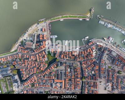 Volendam, pays-Bas. Vue d'ensemble de la ville traditionnelle hollandaise village de pêche bâtiments traditionnels et port. Attraction touristique ciel nuages Banque D'Images