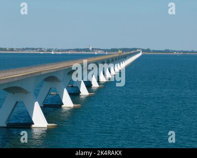 Pont de Zeelandbridge à l'infini dans la vue aérienne de drone de distance. Partie de Delta fonctionne. Infrastructure néerlandaise holland Zeeland. Livraison du transport Banque D'Images