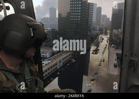 NEW ORLEANS, États-Unis - 03 septembre 2005 - Un membre de l'équipage de la Garde nationale de l'armée américaine des « Dustoffs cajun » regarde un hélicoptère américain UH-60 Black Hawk Banque D'Images