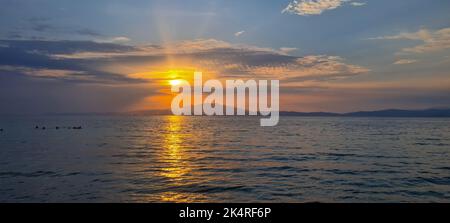 Coucher de soleil sur la plage de Pakis sur l'île grecque de Thasos pendant une journée ensoleillée d'été. Banque D'Images