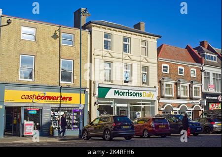 Convertisseurs de fonds et magasins Morrisons Daily le long de Wide Bargate dans le centre-ville de Boston Lincolnshire Banque D'Images