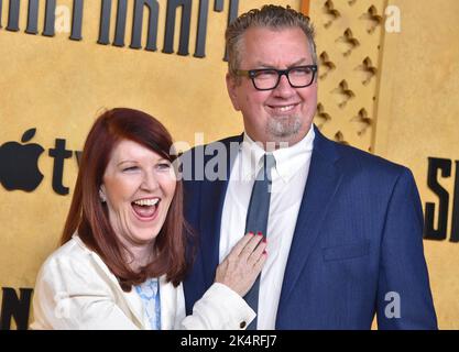 Kate Flannery et Chris Hasston assistent à la première de la série originale 'Hantaram' d'Apple TV+ au Regency Bruin Theatre on 03 octobre 2022 à Westwood, en Californie. © OConnor/AFF-USA.com Banque D'Images