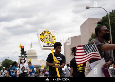 Beijing, États-Unis. 18th juin 2022. Les gens assistent à un rassemblement appelant à l'attention sur les conditions de vie des personnes à faible revenu et exhortant les décideurs à faire plus pour soutenir les personnes au bas de la pyramide, à Washington, DC, aux États-Unis, 18 juin, 2022. Credit: Liu Jie/Xinhua/Alay Live News Banque D'Images