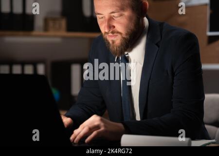Portrait de la preuve de traitement détective au bureau, travaillant sur ordinateur Banque D'Images