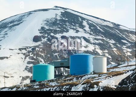 Grands chars près de Longyear Kullkraftverk à Longyearbyen à Svalbard, Norvège. Banque D'Images