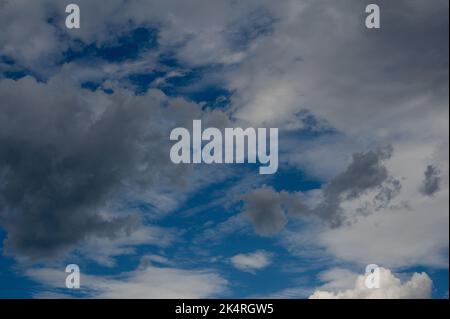 Je trouve les nuages fascinants - leurs formes et nuances qui changent sans cesse rendent toujours le ciel intéressant. Les cumulus sont le type le plus courant. Banque D'Images