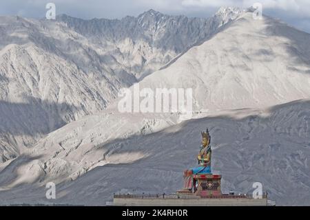 Statue de Bouddha Maitreya de 150 mètres sous le monastère de Diskit ou Gompa est le plus grand et le plus ancien monastère bouddhiste de la vallée de Nubra, Ladakh, Inde Banque D'Images