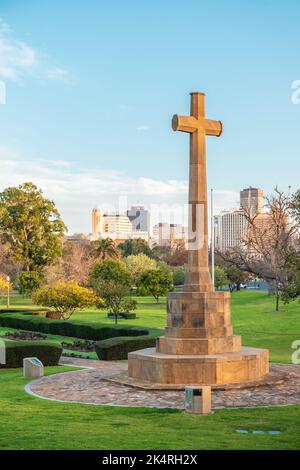 Adélaïde, Australie - 7 septembre 2020 : croix des jardins du mémorial du sacrifice sur une journée vue vers la ville, Adélaïde du Nord, Australie du Sud Banque D'Images