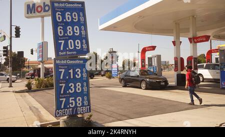 Los Angeles, États-Unis. 3rd octobre 2022. Les tableaux des prix indiquent les prix de l'essence à une station-service du comté de Los Angeles, en Californie, aux États-Unis, le 3 octobre 2022. Les prix de l'essence ont atteint des sommets records lundi à Los Angeles, dans l'ouest de l'État de Californie des États-Unis, et les prix dans les comtés voisins, y compris Riverside et Orange, ont également établi de nouveaux records le même jour ou le week-end. Credit: Zeng hui/Xinhua/Alay Live News Banque D'Images