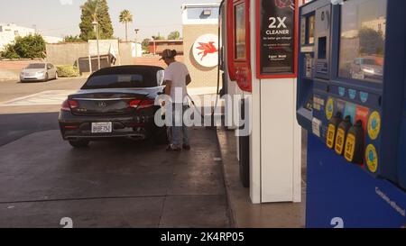 Los Angeles, États-Unis. 3rd octobre 2022. Un homme alimente son véhicule à une station-service du comté de Los Angeles, Californie, États-Unis, le 3 octobre 2022. Les prix de l'essence ont atteint des sommets records lundi à Los Angeles, dans l'ouest de l'État de Californie des États-Unis, et les prix dans les comtés voisins, y compris Riverside et Orange, ont également établi de nouveaux records le même jour ou le week-end. Credit: Zeng hui/Xinhua/Alay Live News Banque D'Images