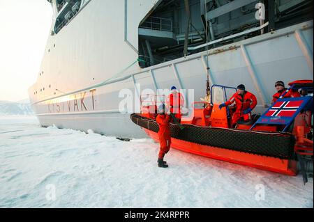 Le navire militaire, KV Svalbard, de la Garde côtière norvégienne, dans la glace à Billefjorden, Spitsbergen, Svalbard, Norvège. Banque D'Images