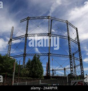 Les travaux en acier de squelette et de treillis du porte-gaz partiellement démantelés se démarquent contre un ciel bleu à mesure que les travaux progressent à Keighley en juin 2022 Banque D'Images