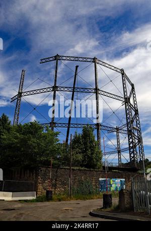 À l'intérieur du mur limite en pierre des anciennes installations de gaz, un support de gaz inutilisé est démantelé car il n'est plus nécessaire à Keighley, dans le West Yorkshire. Banque D'Images