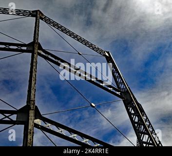 En juin 2022, le porte-gaz a été partiellement démantelé, en acier treillis, sur le chemin Airedale à Keighley, sous un ciel bleu et des nuages blancs Banque D'Images