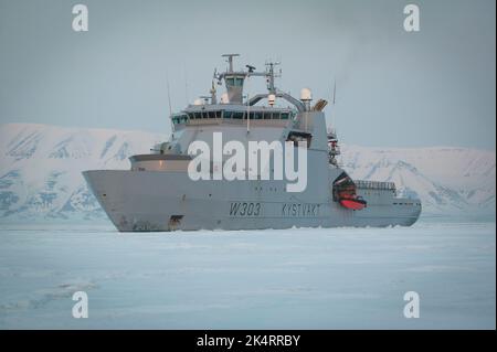 Le navire militaire, KV Svalbard, de la Garde côtière norvégienne, dans la glace à Billefjorden, Spitsbergen, Svalbard, Norvège. Banque D'Images