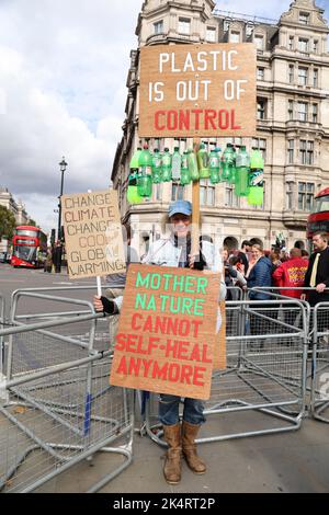 Londres, Royaume-Uni. 03rd octobre 2022. Une personne avertissant du changement climatique, et avertissant que le plastique est hors de contrôle et mère nature ne peut plus auto-guérir. Westminster, Londres, Royaume-Uni sur 3 octobre 2022 Credit: Paul Marriott/Alay Live News Banque D'Images