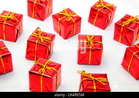 Boîtes-cadeaux rouges sur fond blanc. Décoration de Noël. Banque D'Images