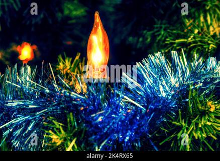 Noël lumière étalant sur un arbre de noël décoré. Banque D'Images