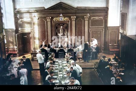 Photographie des années 1940 prise dans la salle à manger de l'Emmanuel College de Cambridge. ROYAUME-UNI Banque D'Images