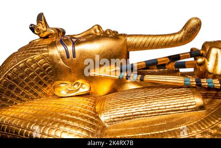 Isolé le sarcophage égyptien doré de Toutankhamon Banque D'Images