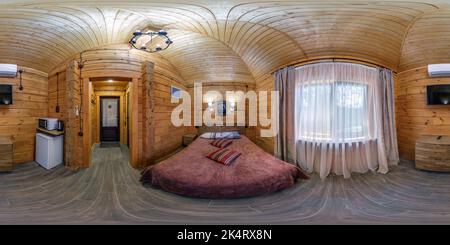 Vue panoramique à 360° de 360 hdri panorama à l'intérieur d'une chambre en bois de style rustique dans des appartements plats avec tv, réfrigérateur et micro-ondes en projection équirectangulaire