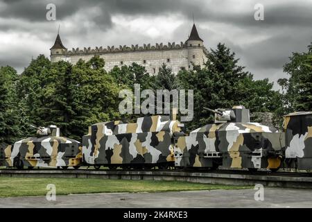 Zvolen, Slovaquie - 16 mai 2009 : train Armored HURBAN de la Seconde Guerre mondiale et château de Zvolen au centre de la ville Banque D'Images