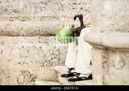 Détail d'une personne méconnaissable avec un cigare cubain assis dans les escaliers de la vieille ville de la Havane à Cuba - homme indigène portant des vêtements traditionnels et un accès Banque D'Images