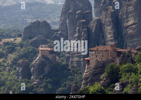 Ces deux monastères - St Nicholas Anapafsas et Rousanou - ne pouvant pas se développer en largeur, ont appliqué la construction de stockage consécutif, Meteora, GR Banque D'Images