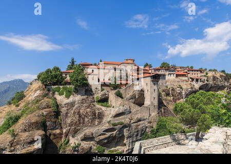 Vue panoramique sur le plus grand complexe religieux de Meteora - Grand Meteoron ou le Saint monastère de Transfiguration du Christ. Meteora, Grèce Banque D'Images