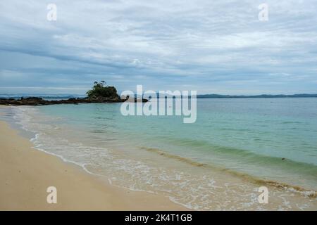 Vue sur une plage sur l'île de Kapas dans le quartier de Marang en Malaisie. Banque D'Images