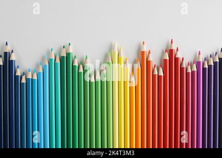 Crayons de couleur verticalement dans une rangée dans une vague, de hauteur différente Banque D'Images