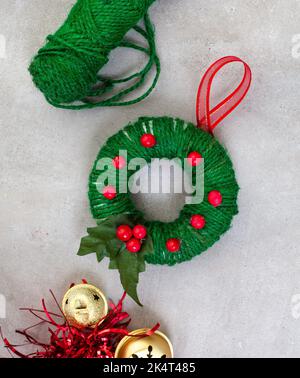 Enfants métiers de Noël de bonhomme de neige et ornements de couronne avec polystyrène, ficelle, décapants de tuyaux et plus encore. Banque D'Images