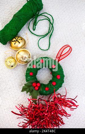 Enfants métiers de Noël de bonhomme de neige et ornements de couronne avec polystyrène, ficelle, décapants de tuyaux et plus encore. Banque D'Images