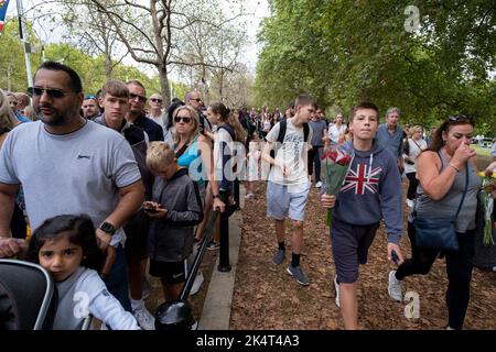 Des foules continuent de déverser le Mall en direction de Buckingham Palace à la suite de la mort de la reine Elizabeth II et de célébrer le nouveau monarque roi Charles III le 11th septembre 2022 à Londres, Royaume-Uni. Les membres du public et les adeptes de la culture se sont réunis à proximité du Palais de Buckingham dans leurs dizaines de milliers au cours des derniers jours pour découvrir l'atmosphère et l'histoire de la fabrication, pour payer leurs respects, amenant des fleurs à se poser dans divers endroits impromptus à proximité. Banque D'Images