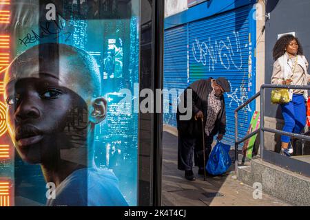 Lewisham, Londres, Royaume-Uni. Sept 29 2022 .homme âgé luttant avec un sac de shopping lourd . Banque D'Images