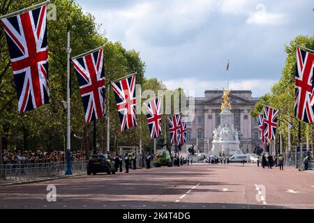 Drapeaux sur le Mall en direction du Palais de Buckingham à la suite de la mort de la reine Elizabeth II et de la proclamation du nouveau monarque le roi Charles III le 11th septembre 2022 à Londres, Royaume-Uni. Les membres du public et les adeptes de la culture se sont réunis à proximité du Palais de Buckingham dans leurs dizaines de milliers au cours des derniers jours pour découvrir l'atmosphère et l'histoire de la fabrication, pour payer leurs respects, amenant des fleurs à se poser dans divers endroits impromptus à proximité. Banque D'Images