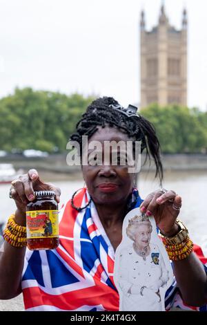 Grace of London est l'une des premières en ligne à l'avant de la file d'attente à voir le cercueil de la Reine dans l'état à la suite de la mort de la reine Elizabeth II le 13th septembre 2022 à Londres, Royaume-Uni. La file d'attente a commencé à se former et n'est qu'une poignée de personnes dans la longueur, et qui est actuellement largement surpesé par le nombre de médias, est estimé à construire à 30 heures, 3 milles de la ligne de bourners. Des centaines de milliers sont attendus. Banque D'Images